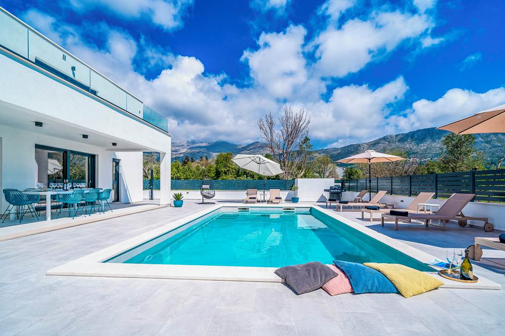 DBV_85927_Villa_Hillside_Rest_0823_15.jpg