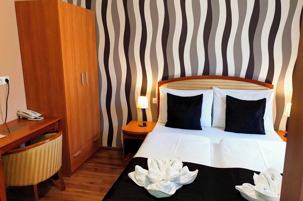 BUD_75711_Six_Inn_Hotel_0325_09.jpg