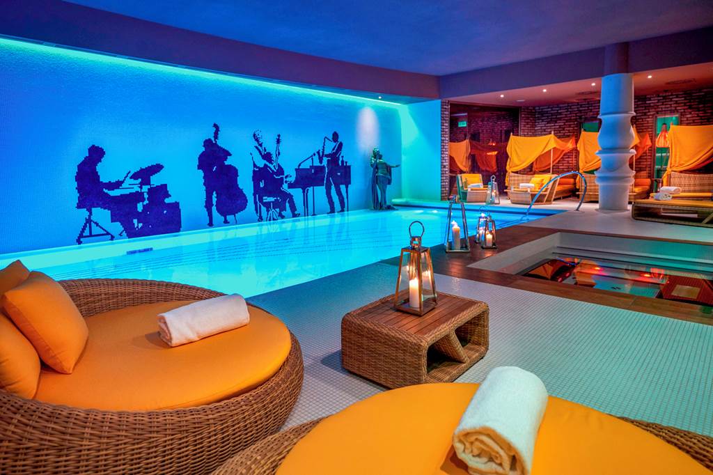 BUD_73943_Aria_Hotel_Budapest_by_Library_Hotel_Collection_1024_17.jpg