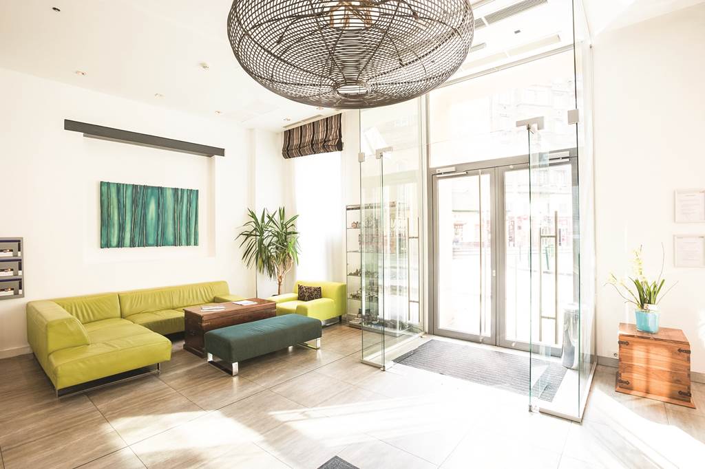 BUD_69729_Atrium_Fashion_Hotel_0417_08.jpg