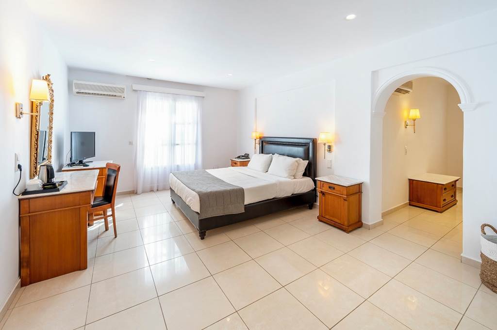 JTR_81480_Mediterranean_White_Resort_0523_12.jpg