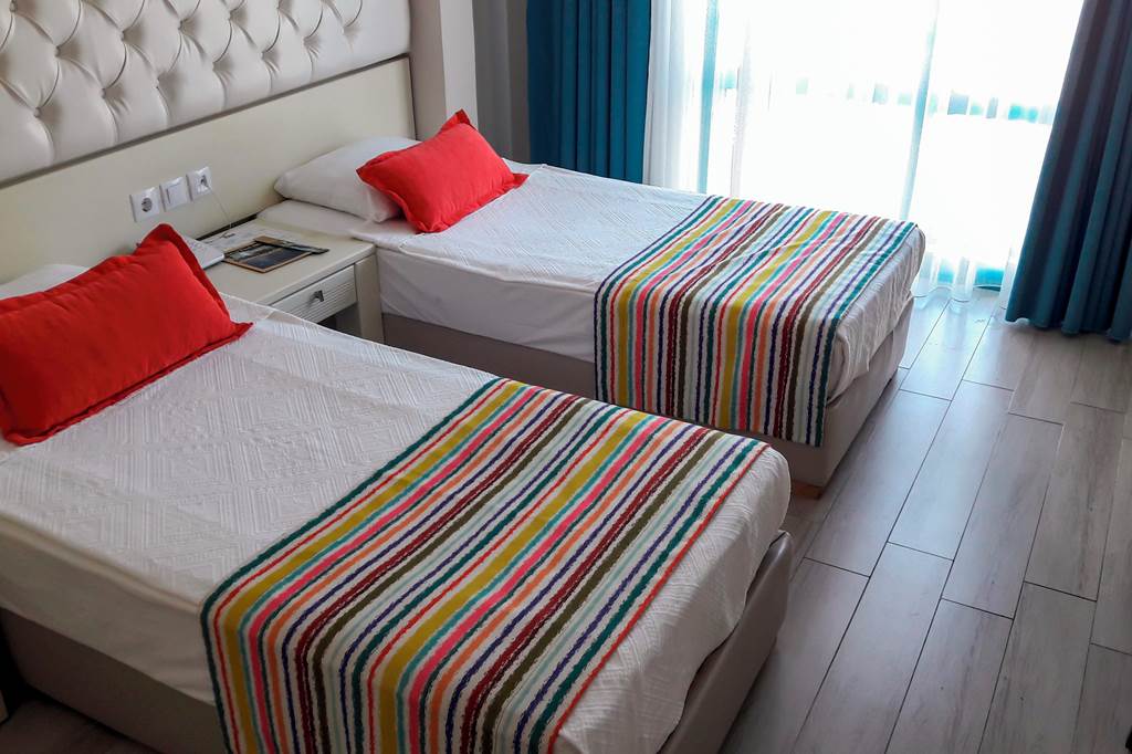DLM_82840_Tropical_Beach_Hotel_0422_01.jpg
