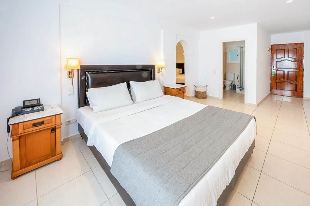 JTR_81480_Mediterranean_White_Resort_0523_08.jpg