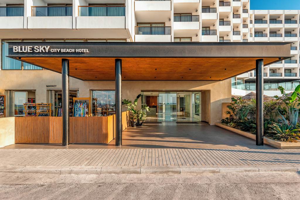 RHO_70349_Blue_Sky_Hotel_0623_02.jpg