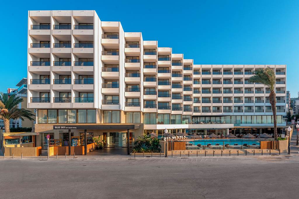 RHO_70349_Blue_Sky_Hotel_0623_01.jpg