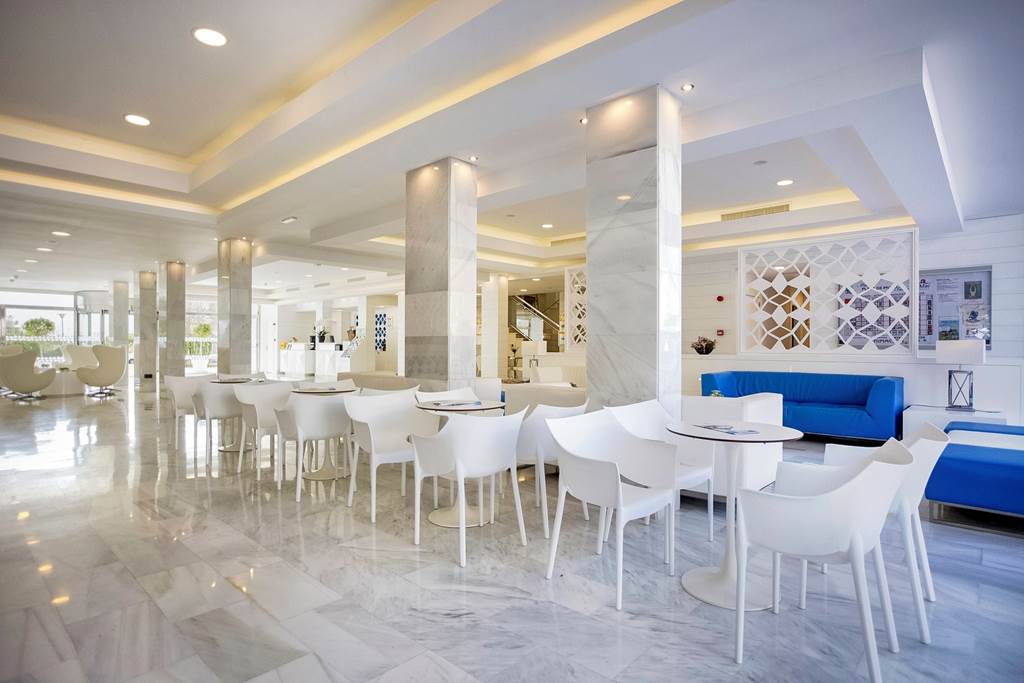 PMI_74702_Mar_Hotels_Playa_de_Muro_Suites_1218_01.jpg