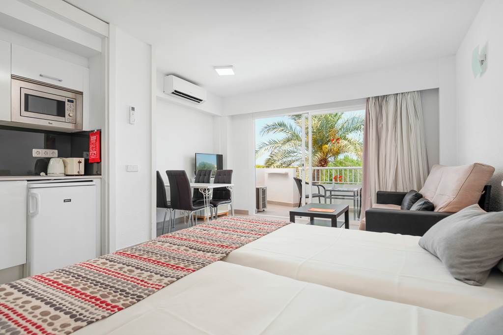 PMI_70652_Siesta_Apartments_0524_02.jpg