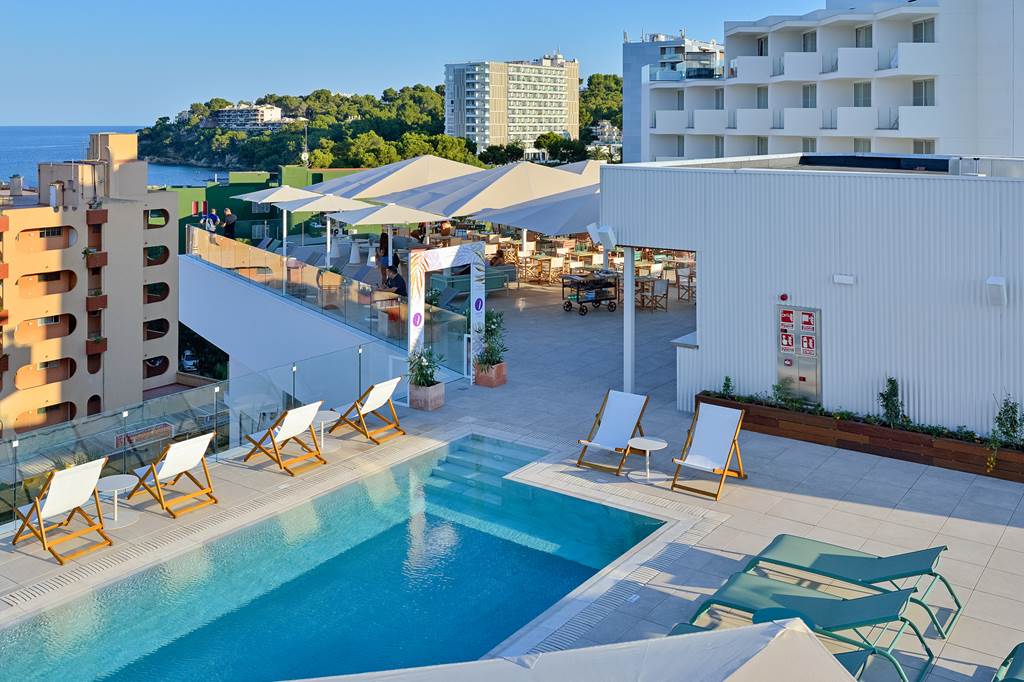 PMI_77816_Calvia_Beach_The_Plaza_0718_03.jpg