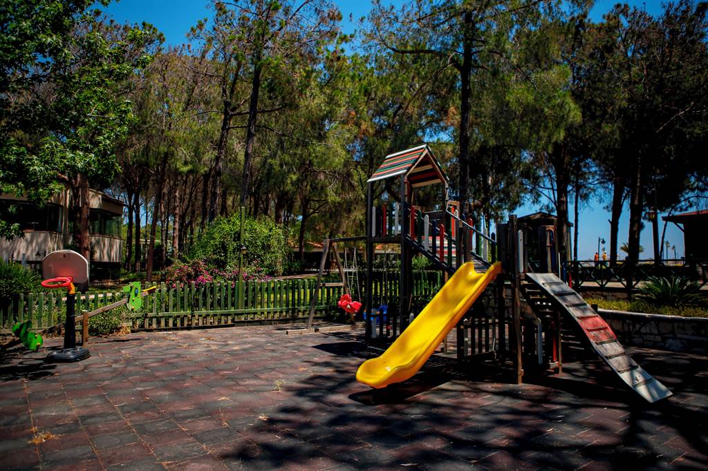 AYT_84116_Champion_Holiday_Village_0922_05.jpg