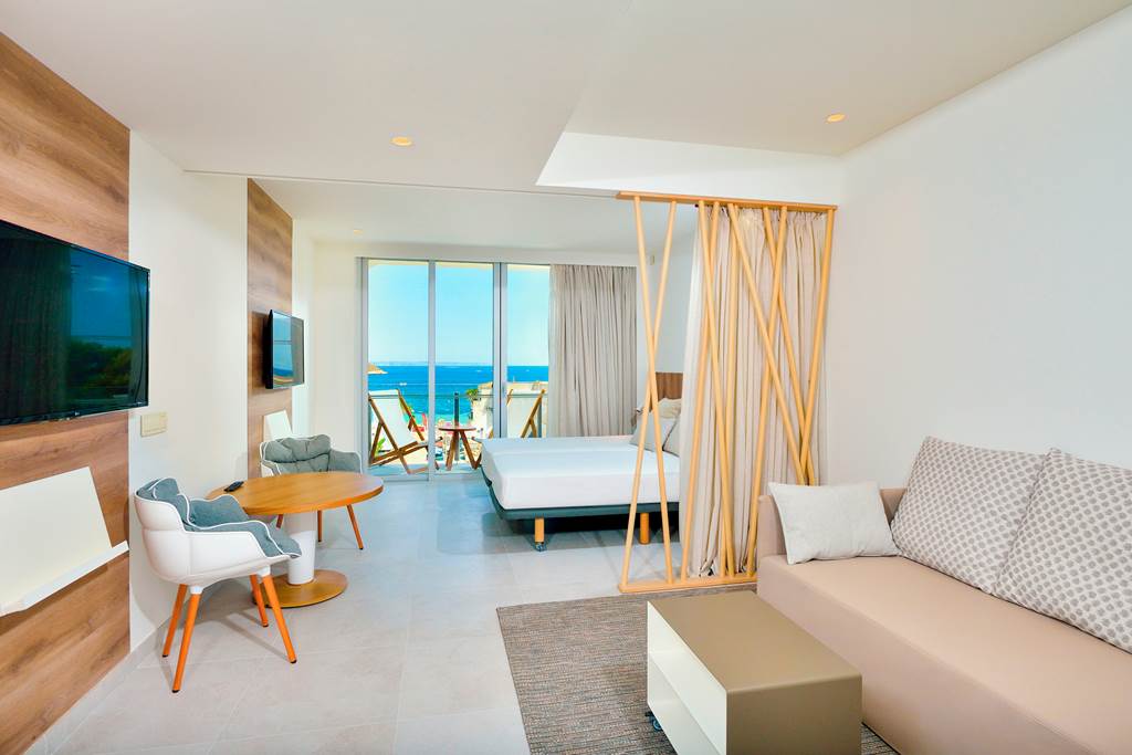 PMI_77816_Innside_Calvia_Beach_1219_03.jpg