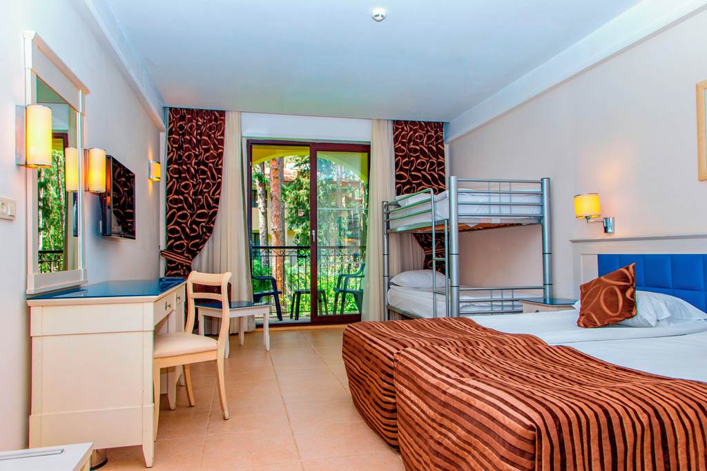 AYT_84116_Champion_Holiday_Village_0922_07.jpg