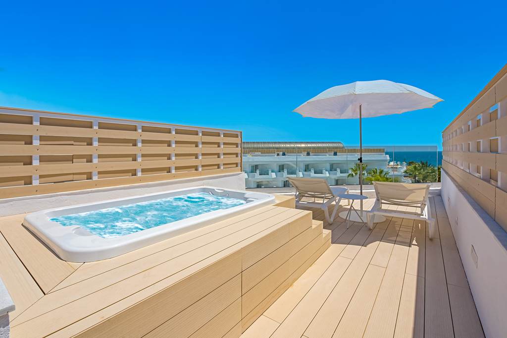 AGP_69504_IB_Marbella_Coral_Bch_0718_01.jpg