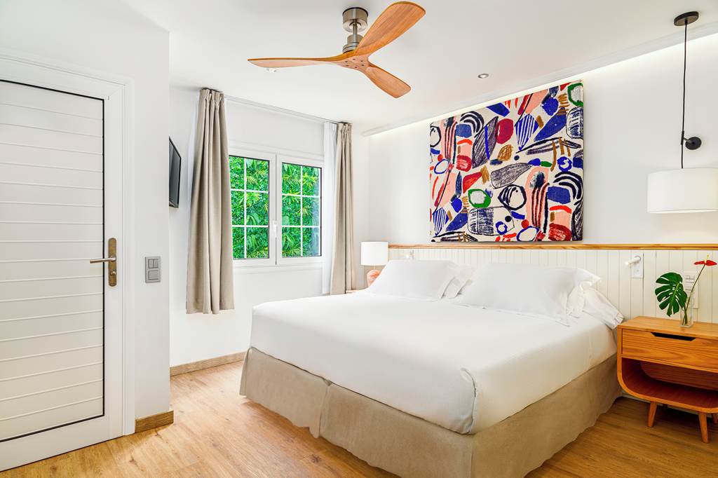 ACE_77345_H10_White_Suites_0824_02.jpg