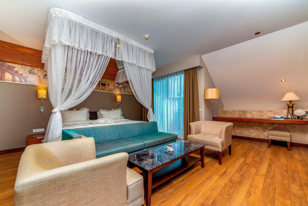 AYT_81270_Commodore_Elite_Suites_&_Spa_0821_05.jpg