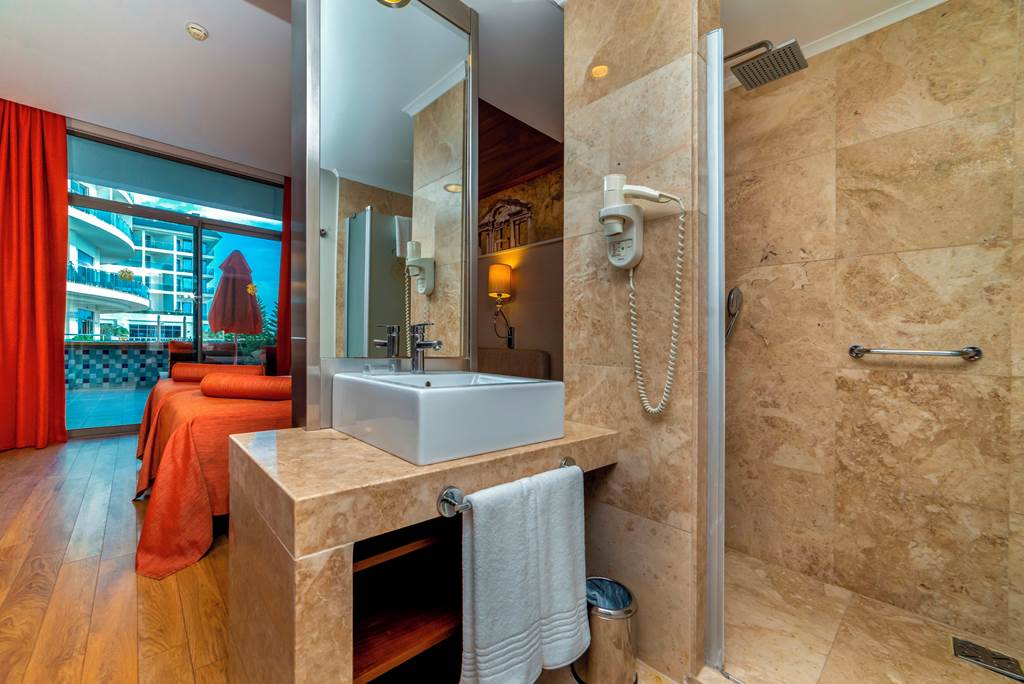 AYT_81270_Commodore_Elite_Suites_&_Spa_1220_03.jpg