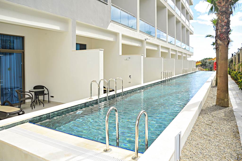 AYT_81270_Commodore_Elite_Suites_&_Spa_0322_01.jpg