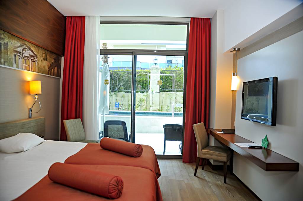 AYT_81270_Commodore_Elite_Suites_&_Spa_0322_02.jpg