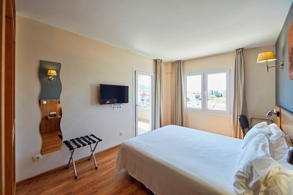 PMI_77930_Santa_Ponsa_Pins_1224_25.jpg