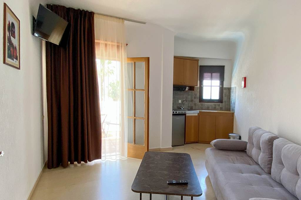 HER_80609_Alykes_Apartments_0624_06.jpg