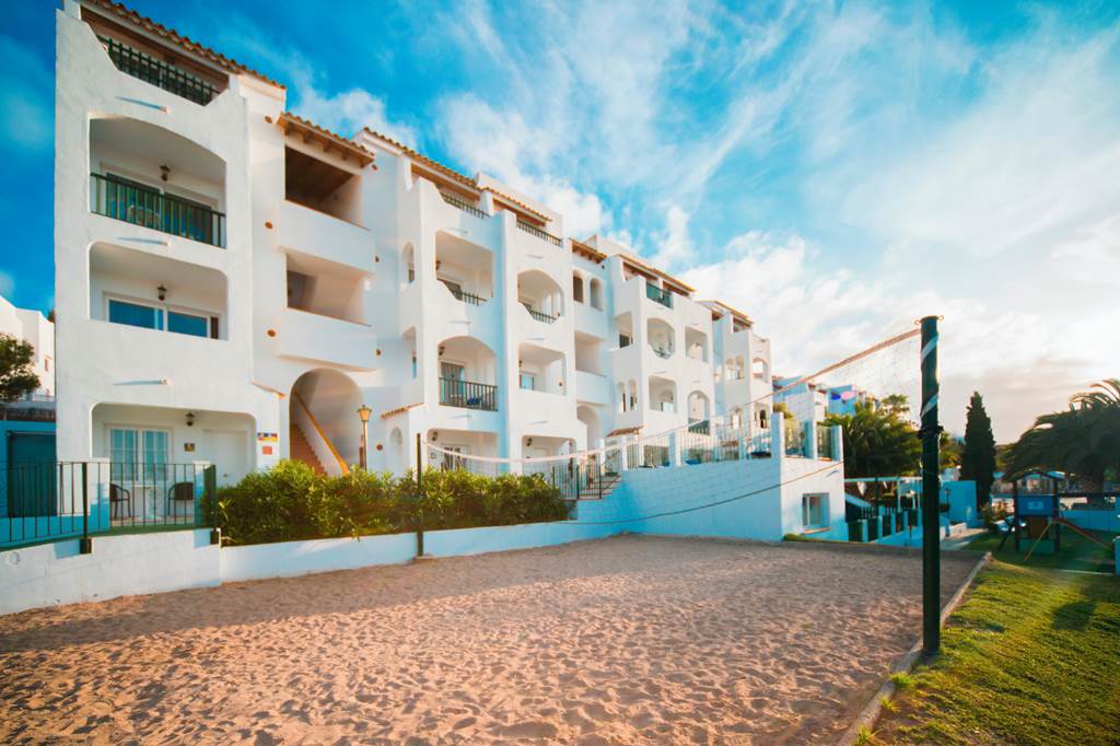 PMI_72596_Holiday_Center_Apartments_1219_03.jpg