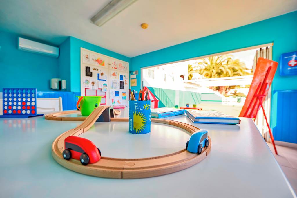 PMI_72596_Holiday_Center_Apartments_0220_05.jpg