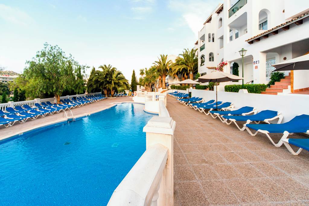 PMI_72596_Holiday_Center_Apartments_1219_01.jpg
