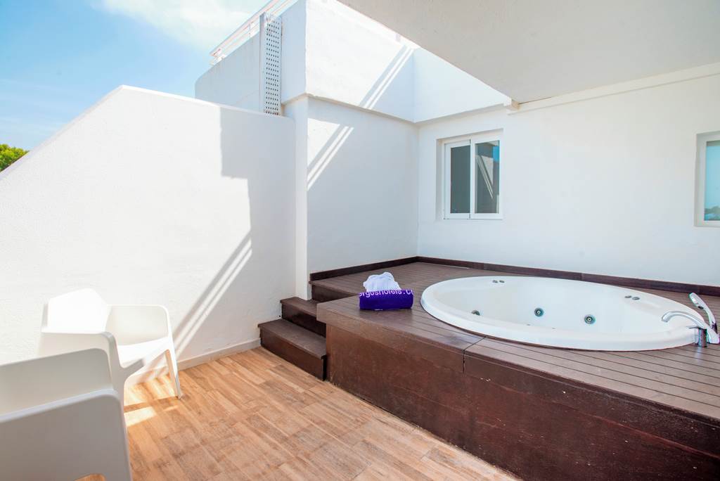 PMI_26_FERGUS_Style_Cala_Blanca_Suites_0723_19.jpg
