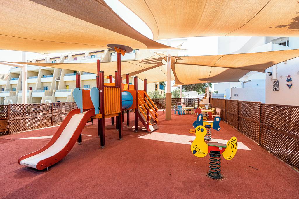 LCA_70547_Golden_Coast_Beach_Hotel_0822_04.jpg