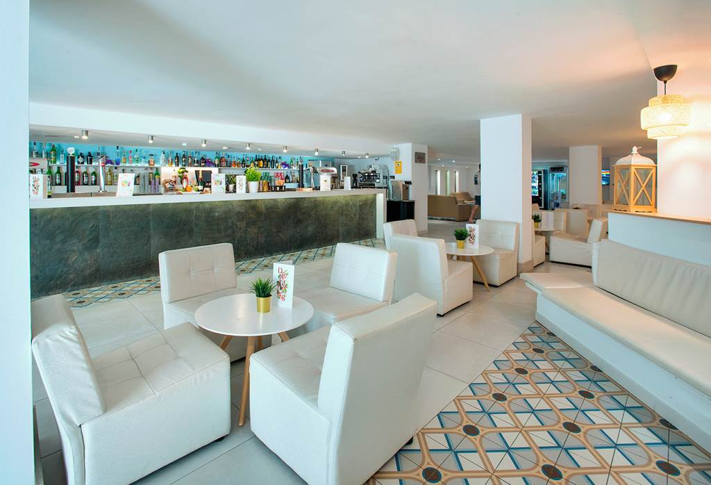 PMI_26_FERGUS_Style_Cala_Blanca_Suites_0723_10.jpg