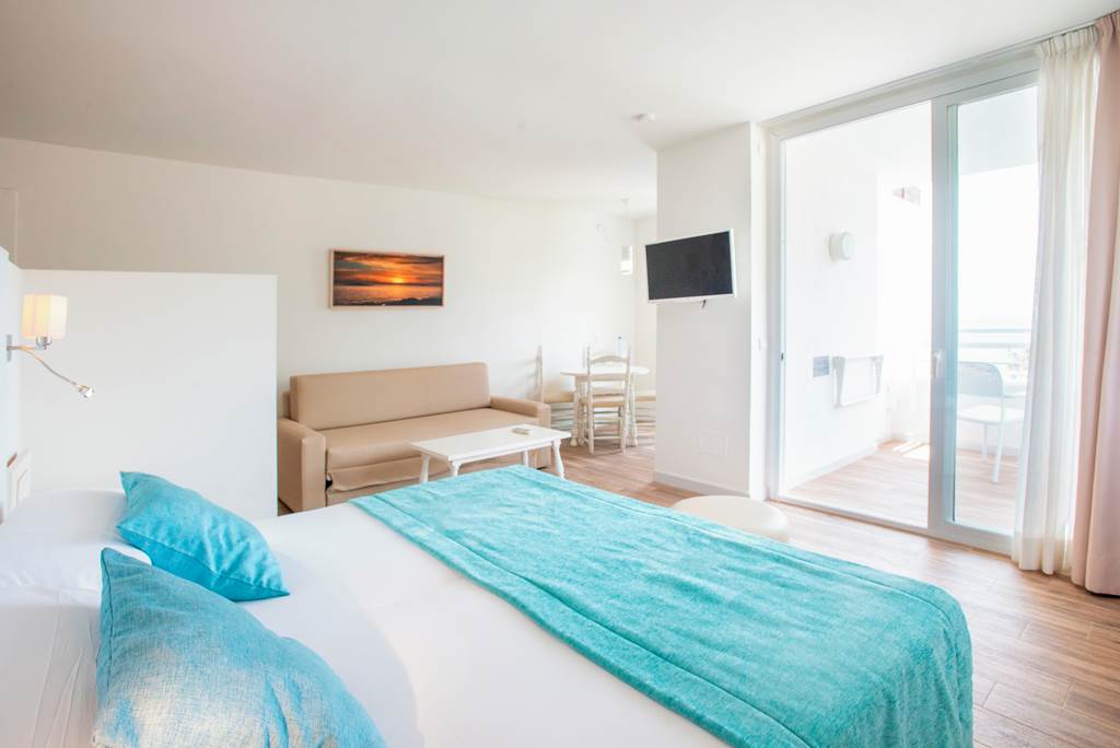 PMI_26_FERGUS_Style_Cala_Blanca_Suites_0723_25.jpg