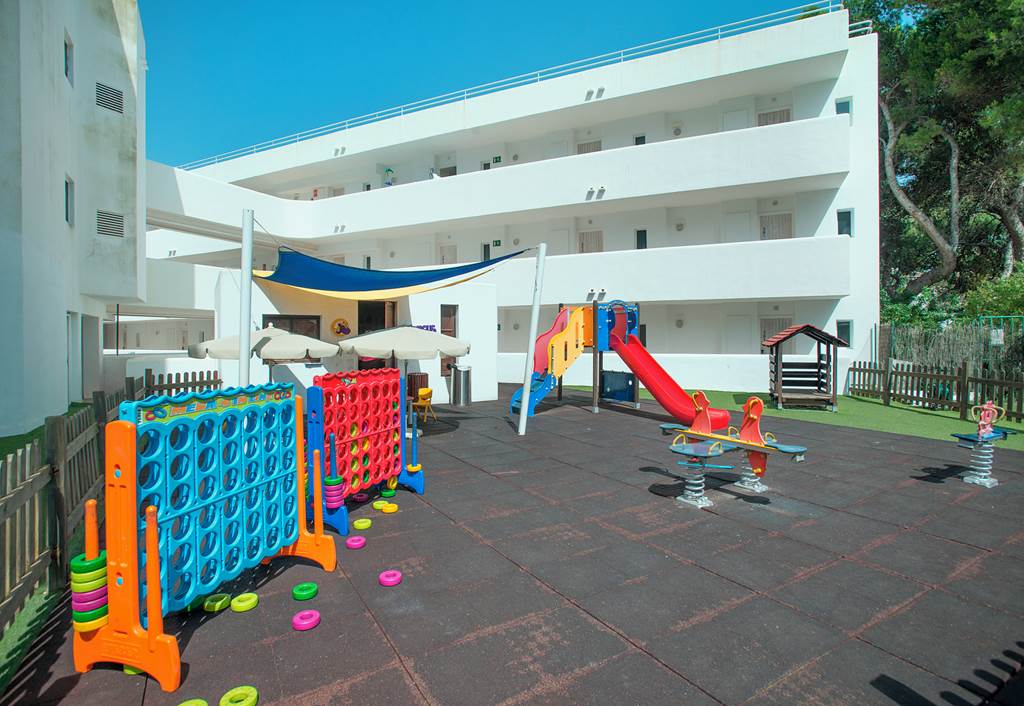 PMI_26_FERGUS_Style_Cala_Blanca_Suites_0723_04.jpg