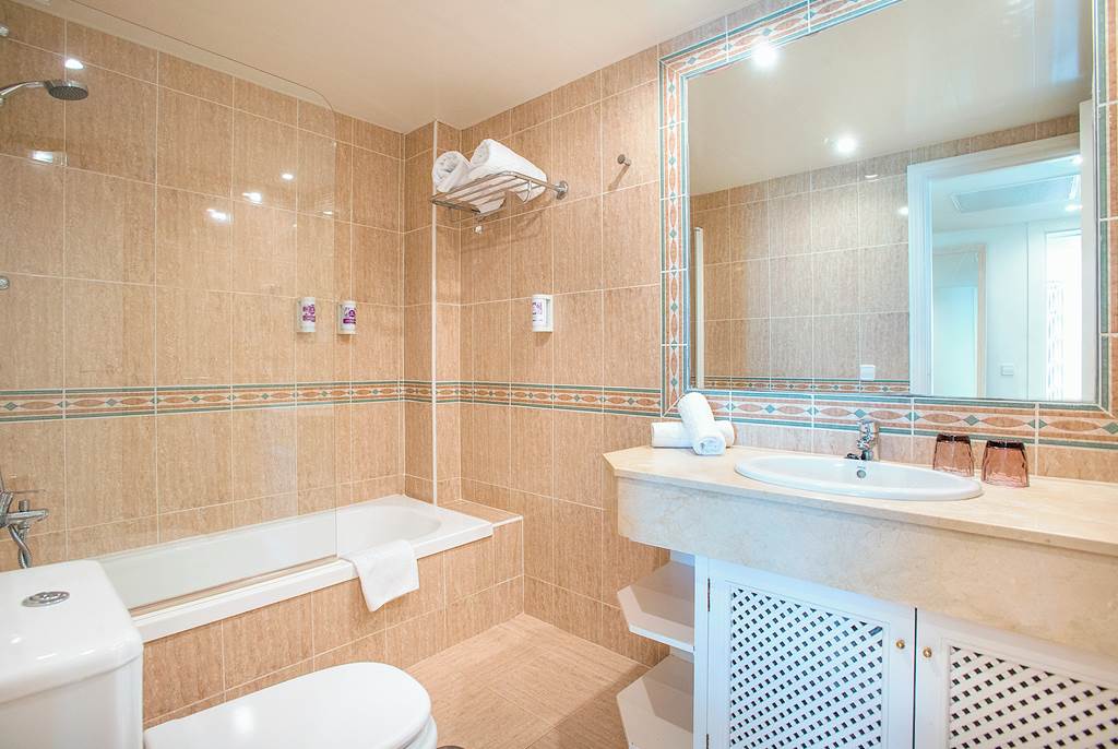 PMI_26_FERGUS_Style_Cala_Blanca_Suites_0723_21.jpg