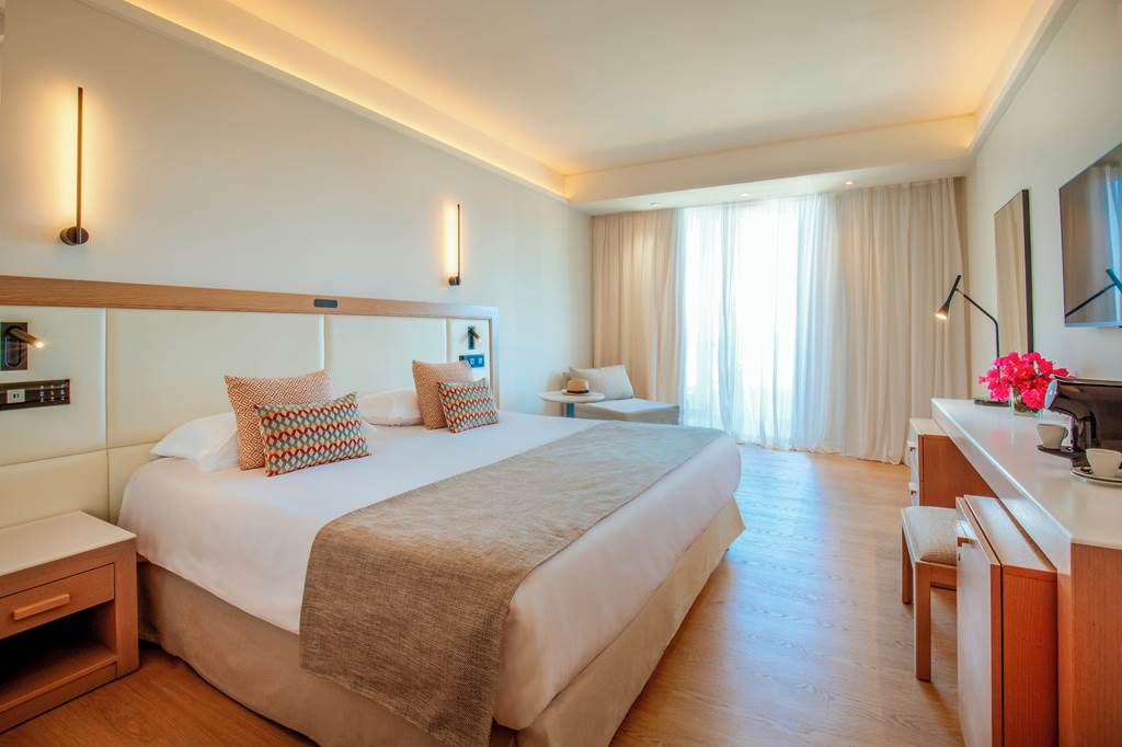 LCA_70547_Golden_Coast_Beach_Hotel_1124_01.jpg