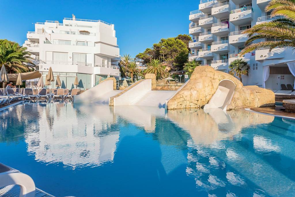 PMI_26_FERGUS_Style_Cala_Blanca_Suites_0423_02.jpg