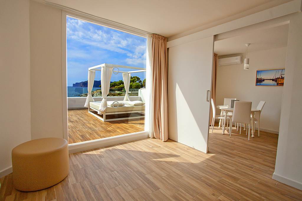 PMI_26_FERGUS_Style_Cala_Blanca_Suites_0524_01.jpg
