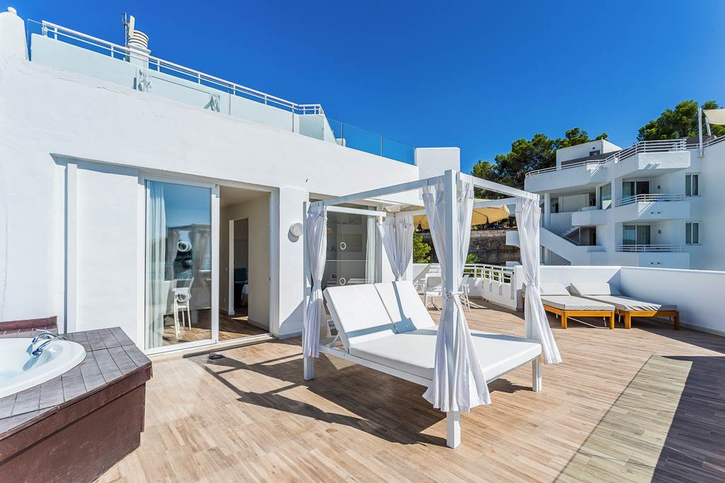 PMI_26_FERGUS_Style_Cala_Blanca_Suites_0524_02.jpg