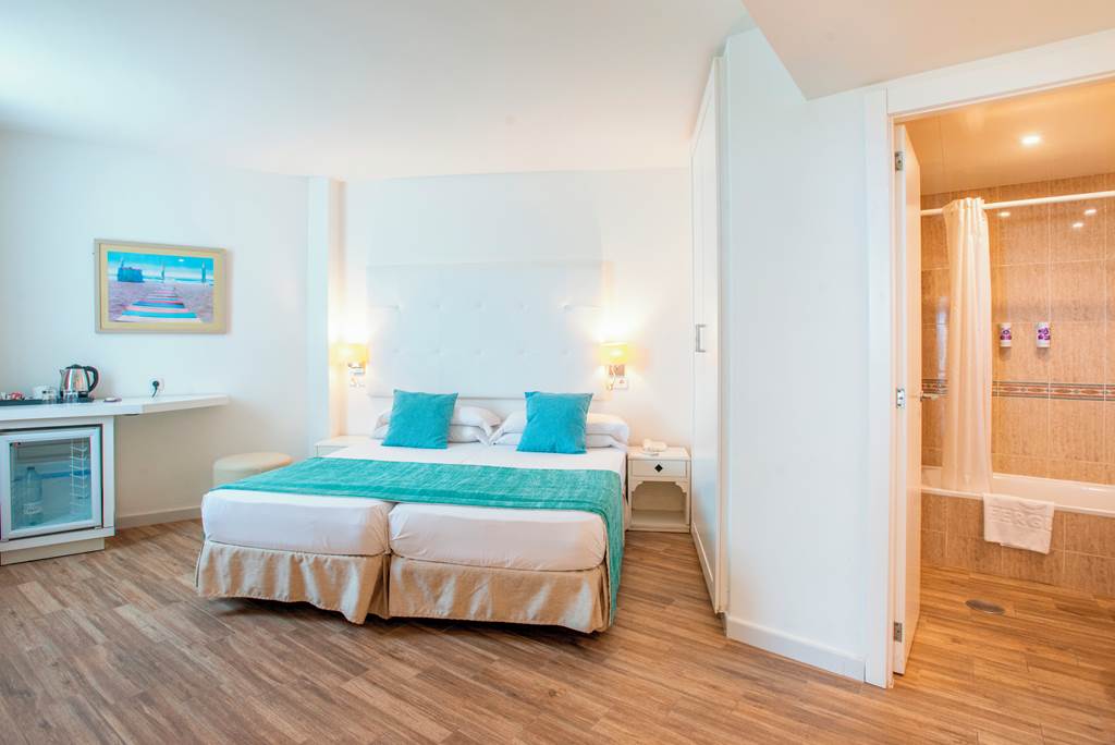 PMI_26_FERGUS_Style_Cala_Blanca_Suites_0723_22.jpg