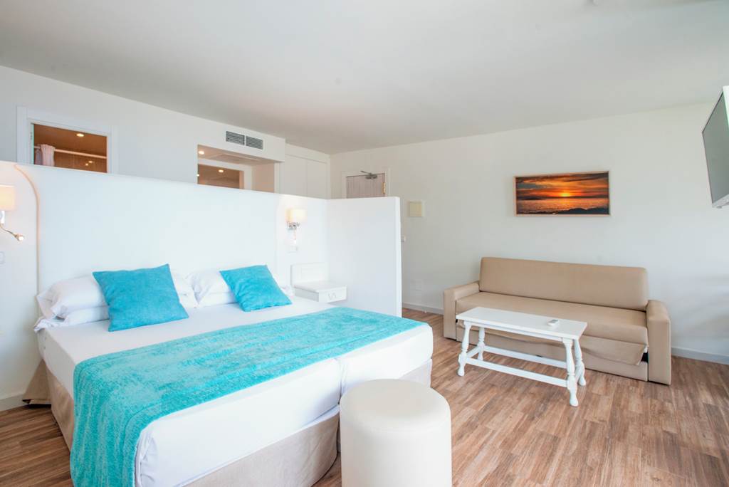 PMI_26_FERGUS_Style_Cala_Blanca_Suites_0723_24.jpg
