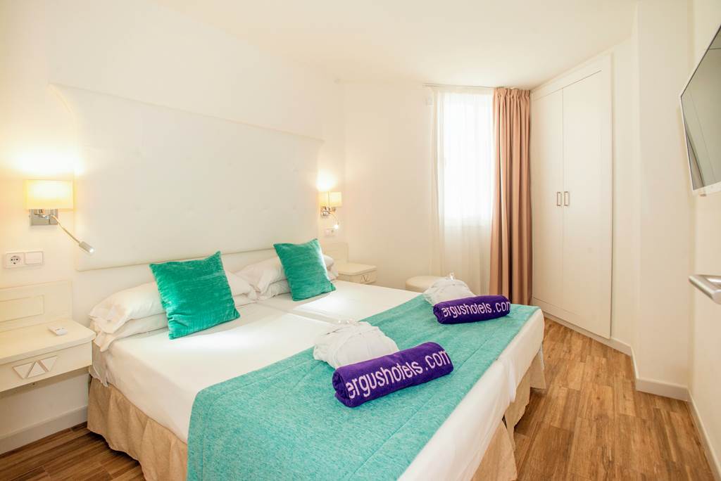 PMI_26_FERGUS_Style_Cala_Blanca_Suites_0723_28.jpg