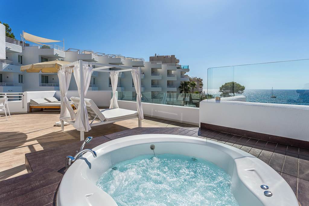 PMI_26_FERGUS_Style_Cala_Blanca_Suites_0524_03.jpg