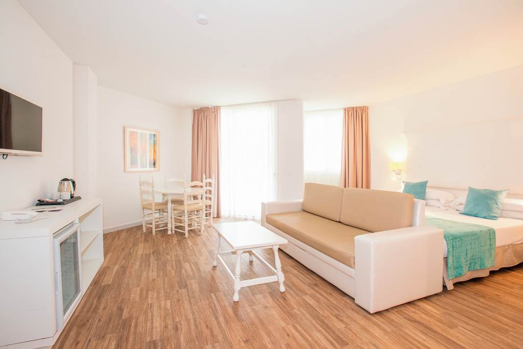 PMI_26_FERGUS_Style_Cala_Blanca_Suites_0723_36.jpg