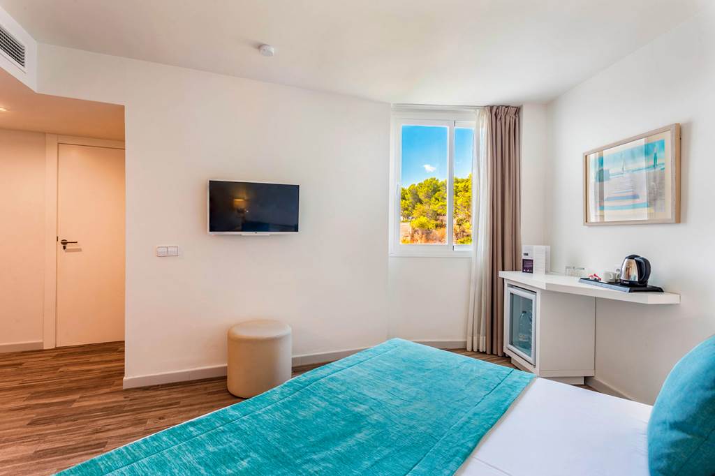 PMI_26_FERGUS_Style_Cala_Blanca_Suites_0721_03.jpg