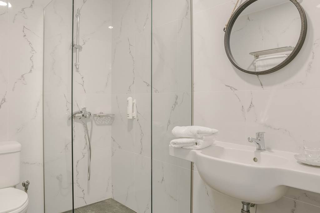 EFL_72301_Astra_Village_Hotel_&_Suites_0622_04.jpg