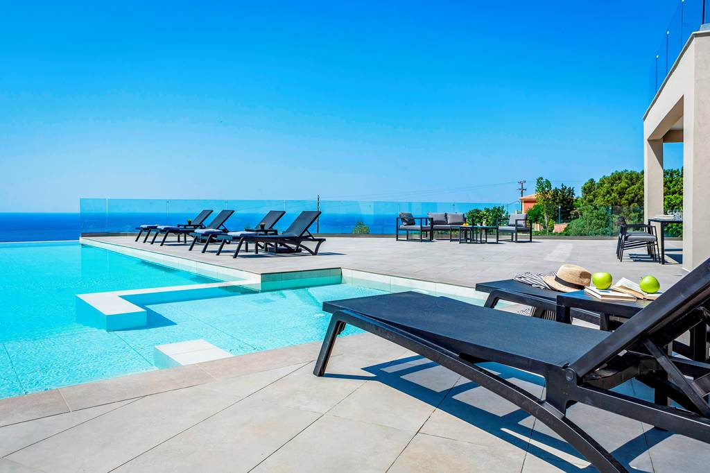 EFL_81825_Villa_Sun_Sea_0120_04.jpg