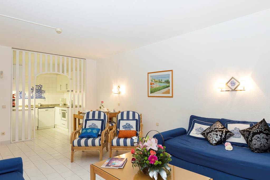 FAO_71804_oura_view_beach_club_0518_32.jpg