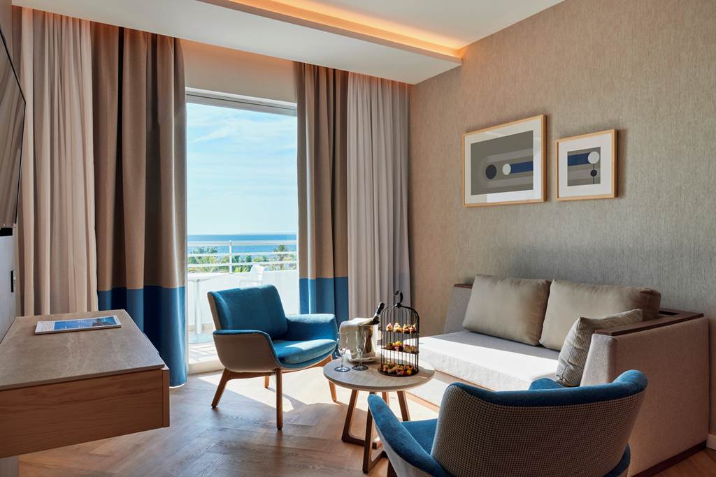 PFO_3329_Mediterranean_Beach_Hotel_0323_04.jpg