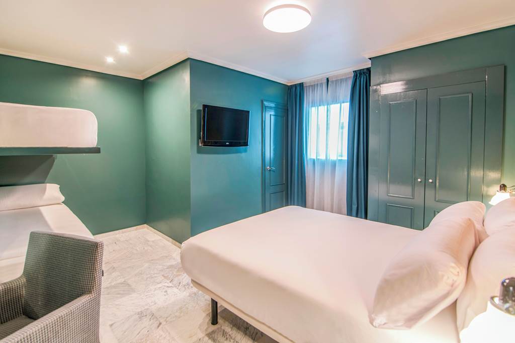 XRY_88402_Petit_Palace_Puerta_de_Triana_1124_19.jpg