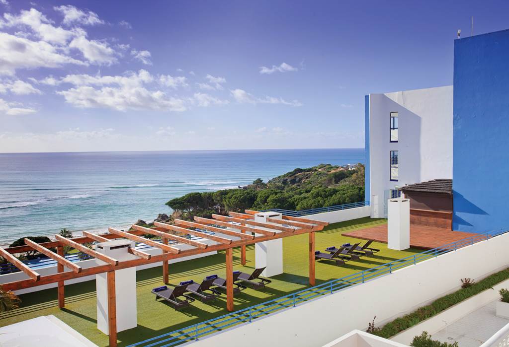 FAO_71804_oura_view_beach_club_0518_01.jpg