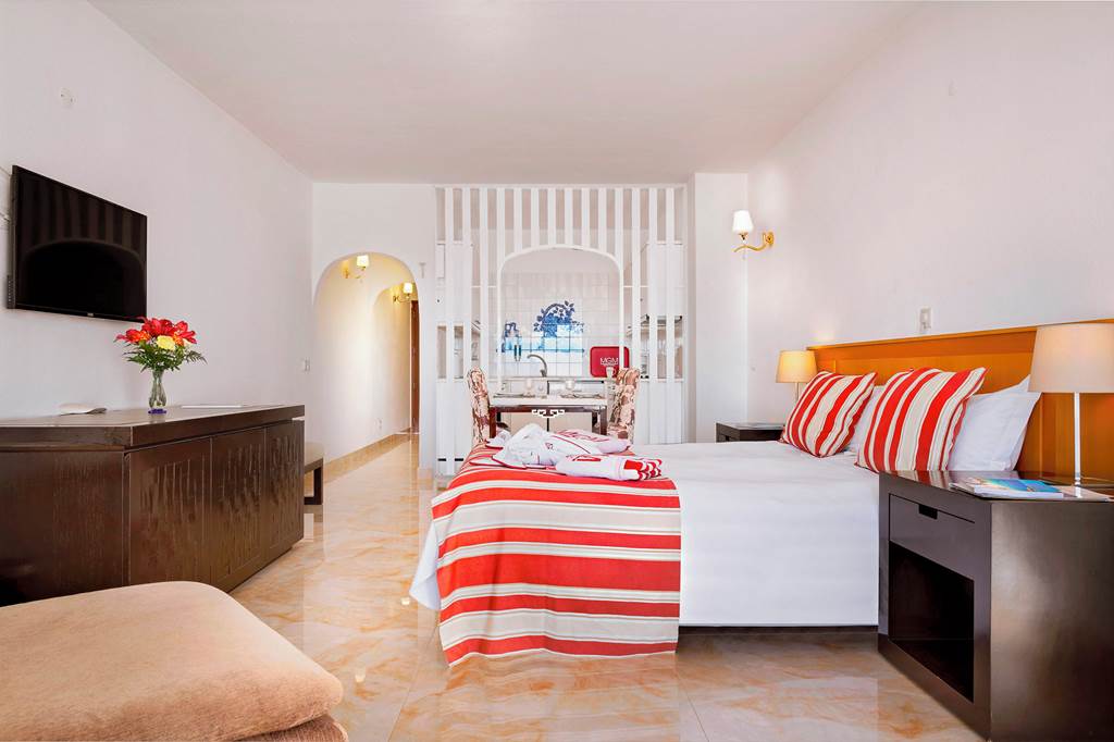 FAO_71804_Oura_View_Beach_Club_0922_09.jpg