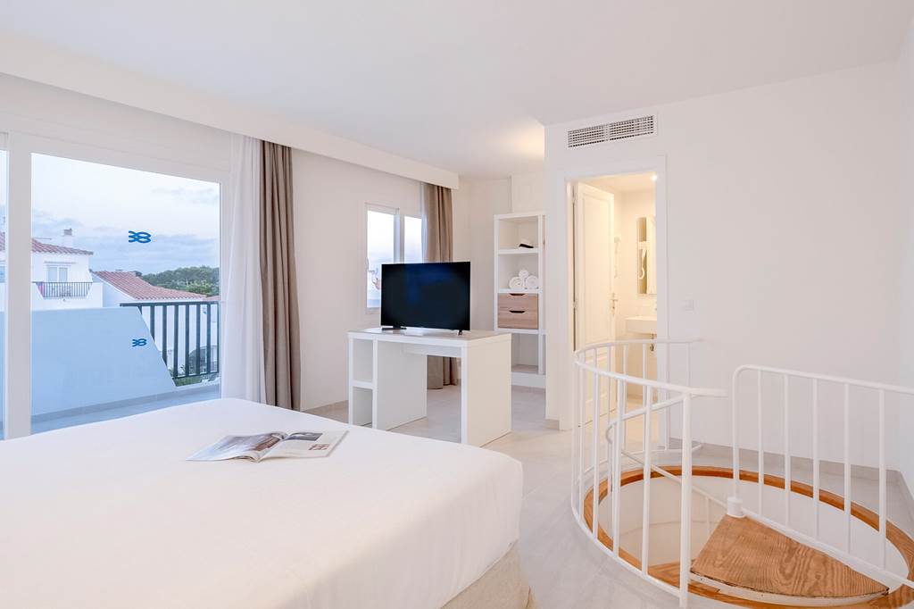 MAH_902_Carema_Beach_0818_02.jpg